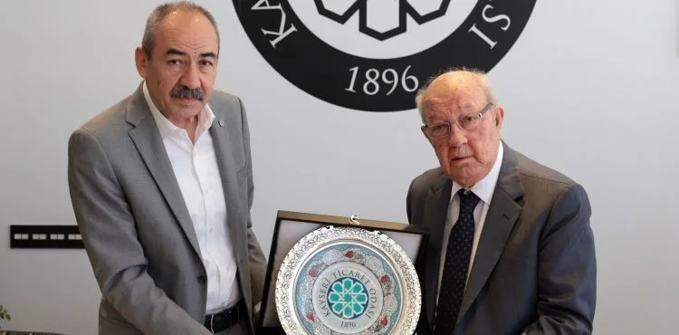 KTO’DAN ESKİ BAŞKAN ÖZHAMURKAR’A AHDE VEFA MUSTAFA NEVZAT ÖZHAMURKAR’IN İSMİ TÖRENLE TOPLANTI SALONUNA VERİLDİ