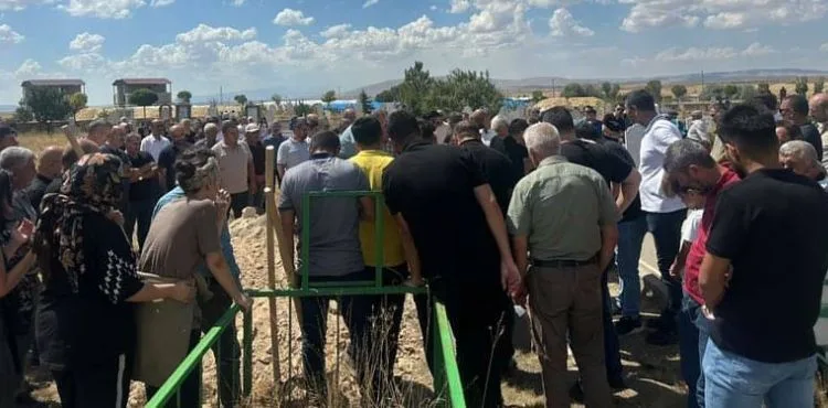 İki aracın çarpışması sonucu meydana gelen kazada hayatını kaybeden vatandaş defnedildi