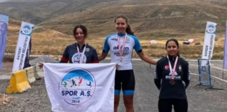 Kayserili bisikletçiler Melike ve Ayça MTB CUP yarışlarında derece elde etti