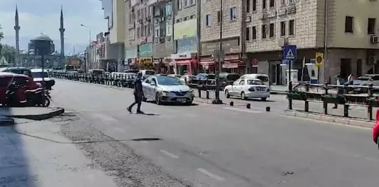 Polis ekiplerinden yaya geçiti kurallarına uymayan sürücülere ceza