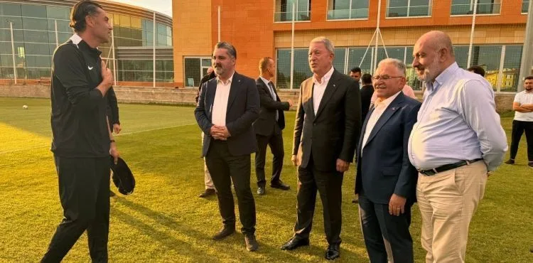 Bakan Akar, Başkan Büyükkılıç ve İl Başkanı Fatih Üzüm’den Kayserispor’a ziyaret