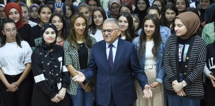 ÖĞRENCİ DOSTU BAŞKAN BÜYÜKKILIÇ’TAN ÖĞRENCİLERE HEP DESTEK TAM DESTEK