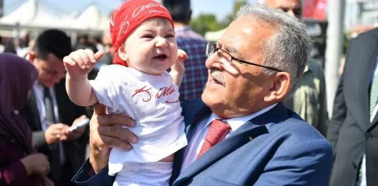 BAŞKAN BÜYÜKKILIÇ, ZAFER BAYRAMI’NIN 102’NCİ YIL DÖNÜMÜNÜ KAYSERİLİLERLE BİRLİKTE COŞKUYLA KUTLADI