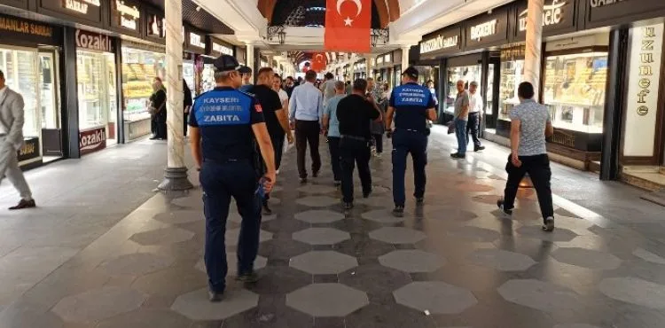BÜYÜKŞEHİR VE MELİKGAZİ ZABITA EKİPLERİNDEN KALDIRIM VE YOL İŞGALLERİNE DENETİM