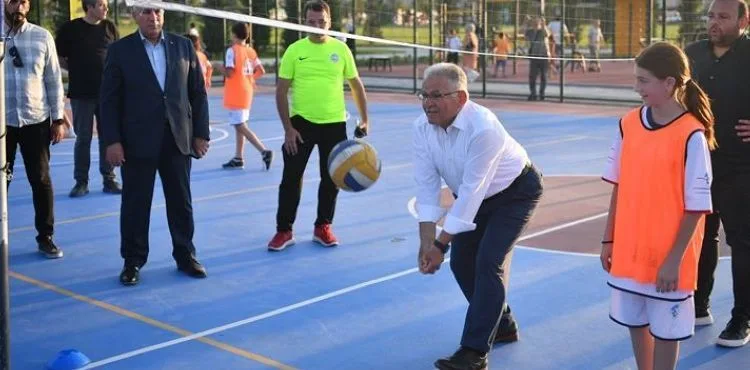 SPORUN VE SPORCUNUN DOSTU BÜYÜKKILIÇ, SPOR OKULLARI MEZUNLARININ COŞKUSUNA ORTAK OLDU