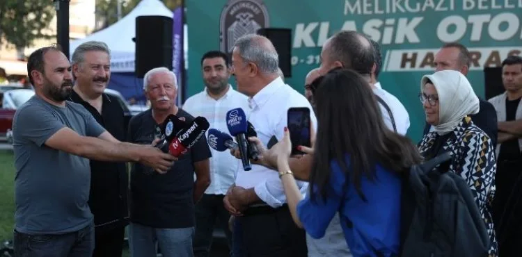 KAYSERİ'DE, MELİKGAZİ BELEDİYESİ KLASİK OTOMOBİL BULUŞMASI RÜZGARI ESTİ