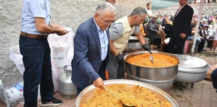 AKAR VE BÜYÜKKILIÇ, KIRANARDI’DA GELENEKSEL PİLAV ŞENLİĞİ BULUŞMASINA KATILDI