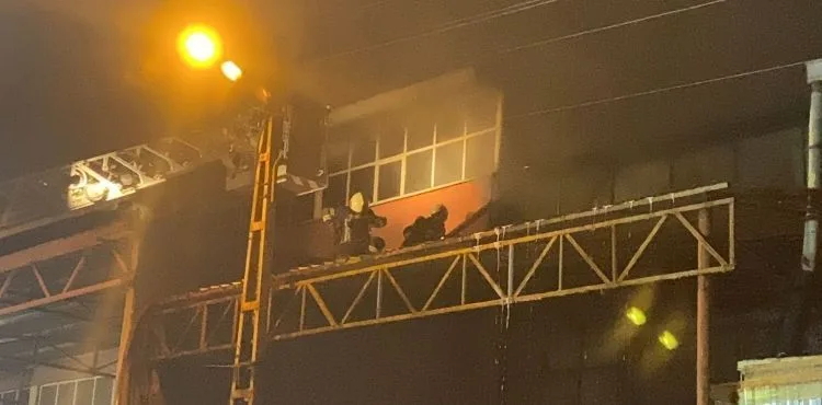 Ağaç İşleri’nde çıkan yangında 3 işyeri zarar gördü