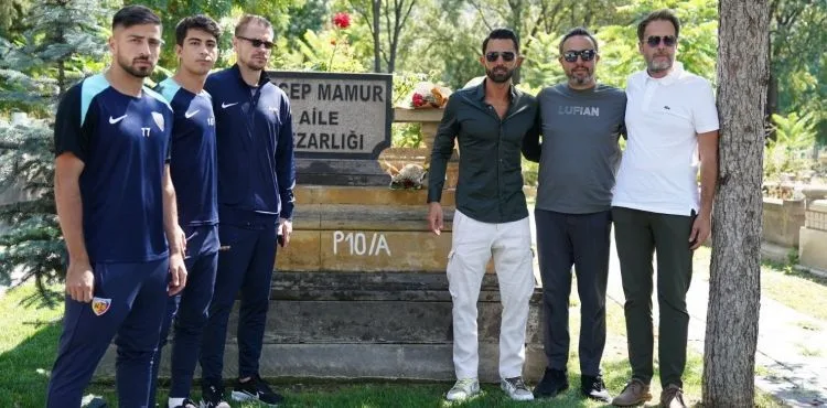 Kayserisporlu futbolcular eski başkanlardan Recep Mamur’un kabrini ziyaret etti