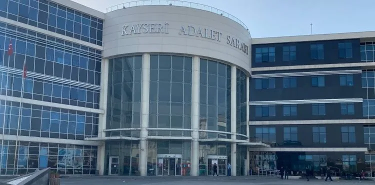 Şiddet gördüğünü iddia ettiği kocasını öldüren kadının yargılanmasına devam edildi