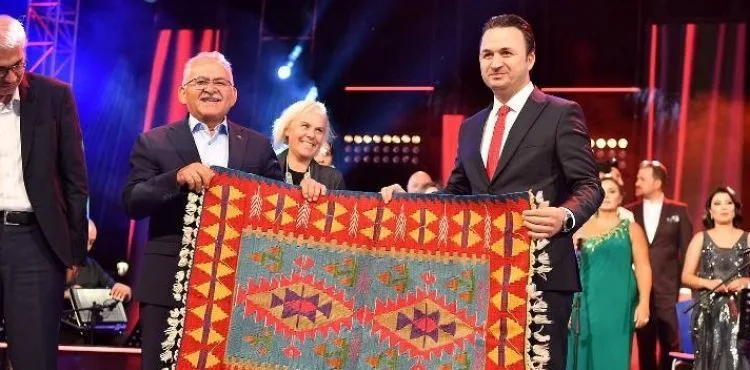 VALİLİK VE BÜYÜKŞEHİR’DEN TRT SANATÇILARI ŞEHİR KONSERLERİ İLE KAYSERİ’YE UNUTULMAZ MÜZİK ZİYAFETİ