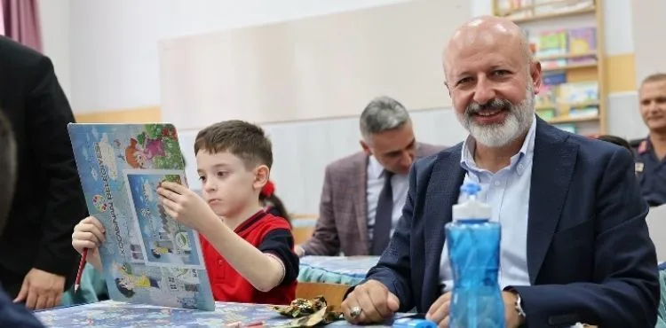 BAŞKAN ÇOLAKBAYRAKDAR, 2024-2025 EĞİTİM YILININ İLK DERS ZİLİNDE ÖĞRENCİLERLE BULUŞTU
