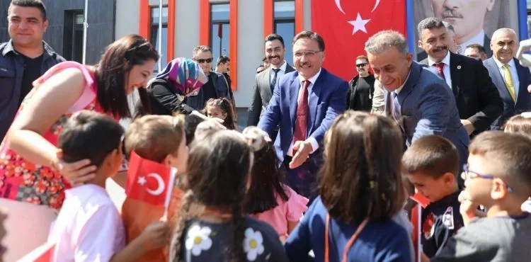 Vali Çiçek Öğrencilerin Yeni Eğitim Öğretim Yılı Heyecanına Ortak Oldu