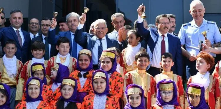 VALİ ÇİÇEK VE BAŞKAN BÜYÜKKILIÇ, YENİ EĞİTİM-ÖĞRETİM YILINDA MİNİKLERİN HEYECANINA ORTAK OLDU, İLK DERS ZİLİNİ ÇALDI