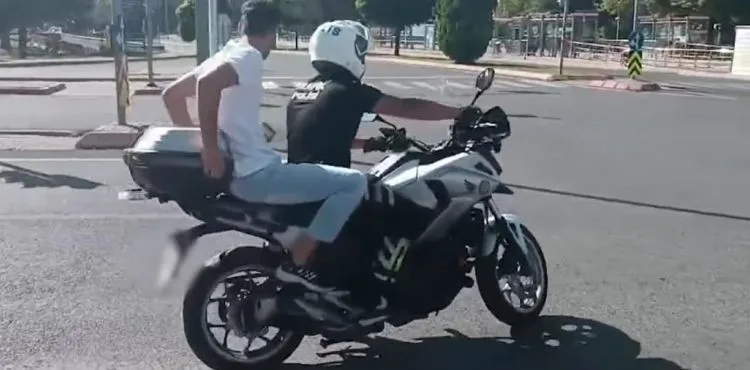 Polis ekiplerinden KPSS’ye yetişmeye çalışan öğrencilere destek