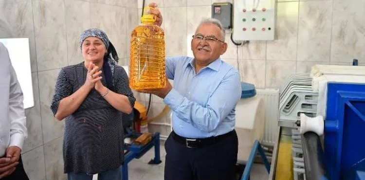 İNCESU’DA MAHALLE MAHALLE VATANDAŞLA BULUŞAN BAŞKAN BÜYÜKKILIÇ’TAN TALEPLERE ANINDA TALİMAT