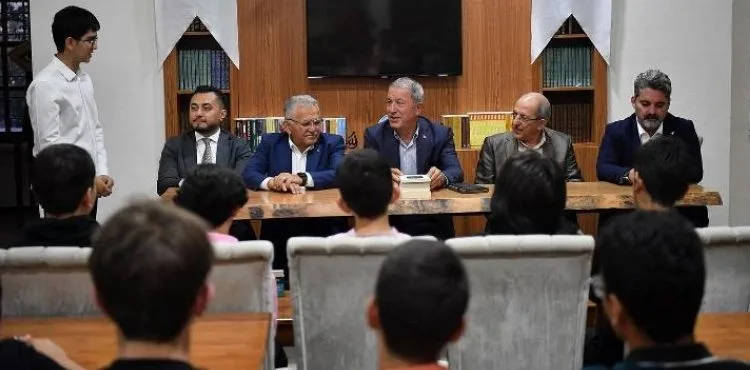 AKAR VE BÜYÜKKILIÇ, GENÇLİK MERKEZİ’NDE GENÇLERLE BULUŞTU