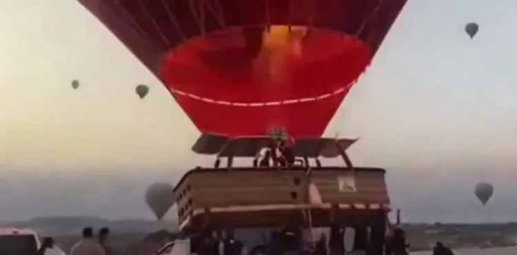 İniş yapan sıcak hava balonu park halindeki otomobile çarptı