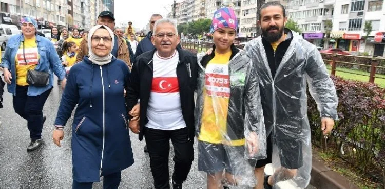 KAYSERİ'DE “DÜNYA” KOŞTU; 13 ÜLKENİN SPORCULARI ULUSLARARASI YARI MARATONDA BULUŞTU