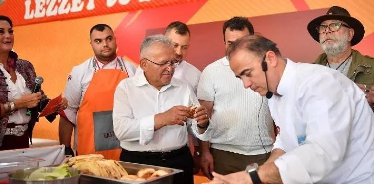 BAŞKAN BÜYÜKKILIÇ, GASTRONOMİ GÜNLERİ’NDE SUCUK DÖNERİ KESEREK 1 TON SUCUK DAĞITIMINA START VERDİ