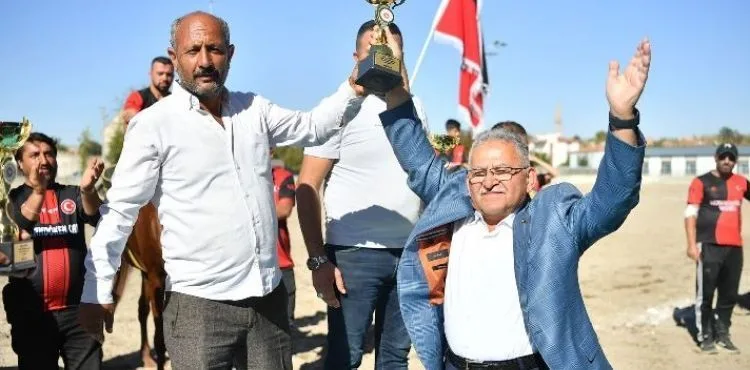 BAŞKAN BÜYÜKKILIÇ, ATLI CİRİTİN USTALARINA ÖDÜLLERİNİ TAKDİM ETTİ