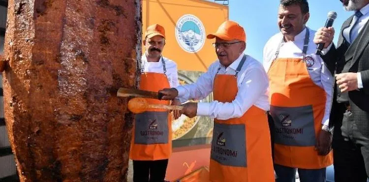 YÜZ BİNLER MİLLET BAHÇESİNE AKIN ETTİ