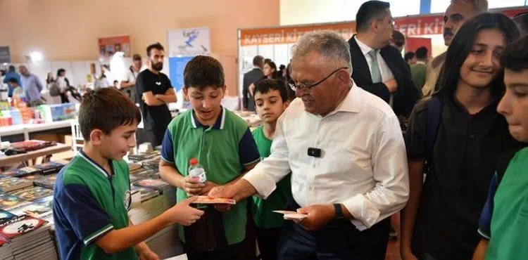 BAŞKAN BÜYÜKKILIÇ, 7’NCİ KAYSERİ KİTAP FUARI’NDA KİTAPSEVERLERLE BİR ARAYA GELDİ