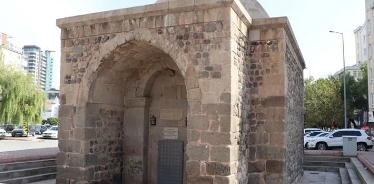 Tarihi yapılara sprey boyayla zarar verdiler