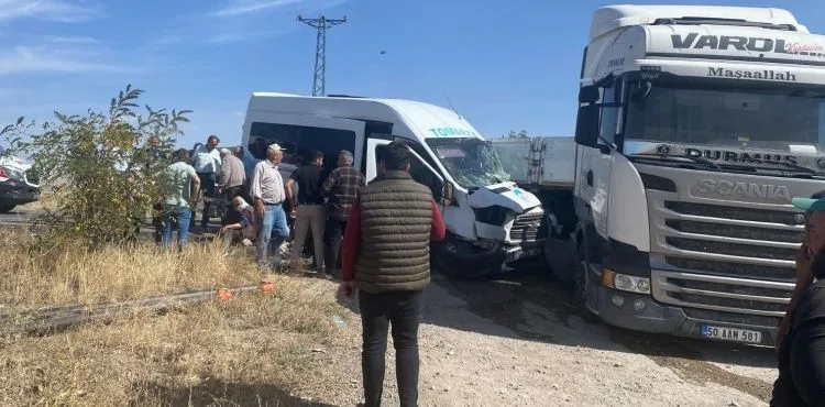 Servis ile TIR çarpıştı: 1’i ağır çok sayıda yaralı var
