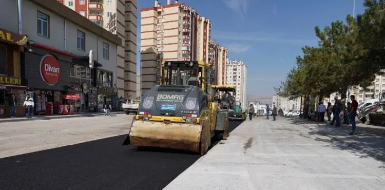 MELİKGAZİ BELEDİYESİ TINAZTEPE MAHALLESİ’NDE ASFALT VE ÇEVRE DÜZENLEMESİ ÇALIŞMALARINI SÜRDÜRÜYOR