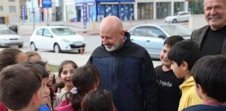 BAŞKAN ÇOLAKBAYRAKDAR, “ÇOCUKLAR İÇİN BÜTÜN PARKLARDA TOPRAK ALANLAR YAPIYORUZ”