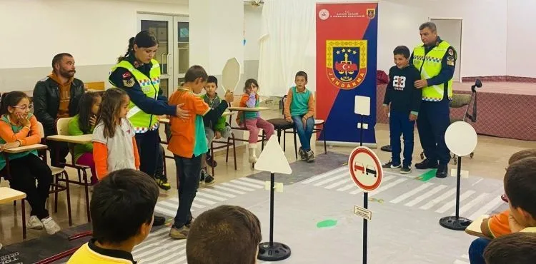 Jandarma ekiplerinden öğrencilere trafik bilinci eğitimi