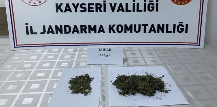 Şüphelinin ayakkabısından 1005 gram uyuşturucu madde ele geçirildi