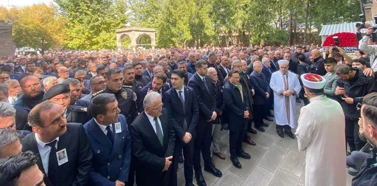 Eski Bakan Sabahattin Çakmakoğlu defnedildi