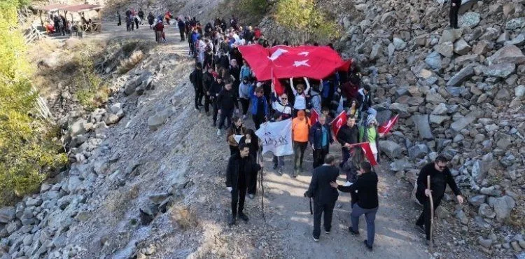 BAŞKAN ÖZDOĞAN, ORTASEKİ ORMANLARI’NDA CUMHURİYET YÜRÜYÜŞÜ’NDE