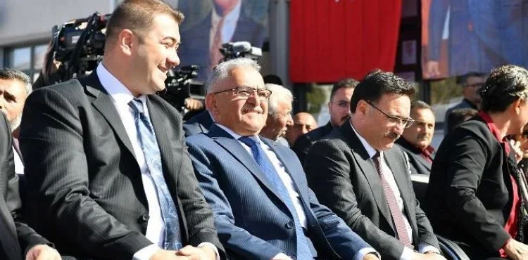 BÜYÜKKILIÇ’TAN, SARAYCIK MAHALLESİ’NDEKİ ÖĞRENCİLERE CUMHURİYET BAYRAMI ARMAĞANI