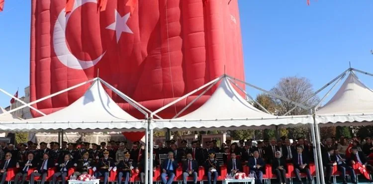KAYSERİ 'de 29 Ekim kutlamalarında Türk bayraklı sıcak hava balonu