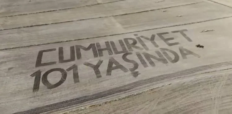 Bünyanlı çiftçi tarlasını Cumhuriyet Bayramı’na özel biçti
