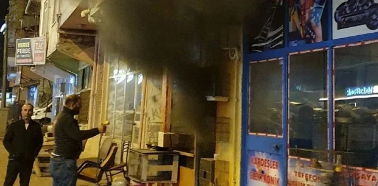 Pet shopta çıkan yangında kuş ve balıklar öldü, iş yeri sahibi yaralandı