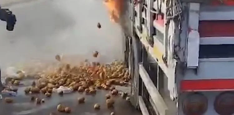 Pınarbaşı’nda patates yüklü TIR dorsesi yandı