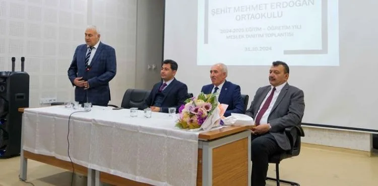 İlk Meslek Tanıtım Toplantısı Şehit Mehmet Erdoğan Ortaokulu’nda yapıldı