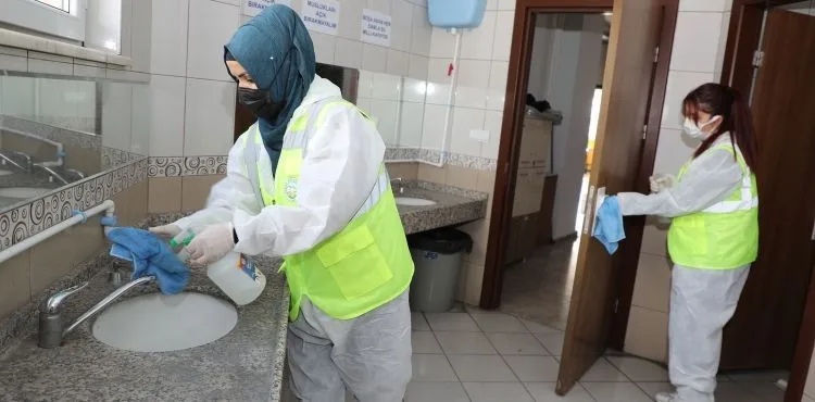 TALAS'TA OKUL TEMİZLİKLERİ TÜM HIZIYLA SÜRÜYOR