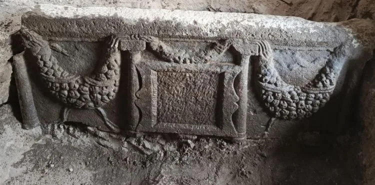 KAYSERİ'de lahit mezar ve 1800 yıllık 5 el yazması kitap ele geçirildi