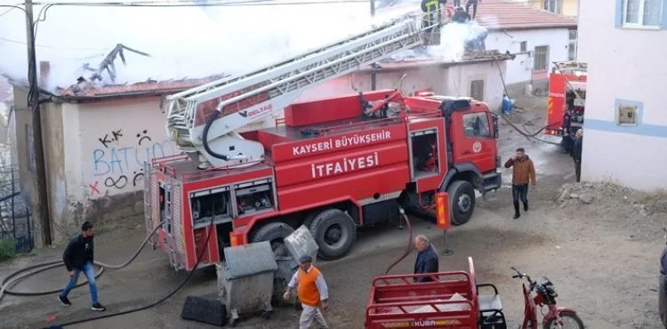 Kayseri'de 2 katlı binada yangın