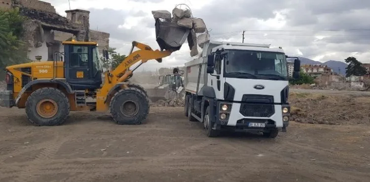 BÜYÜKŞEHİR’DEN TAVUKÇU MAHALLESİ’NDE KAPSAMLI TEMİZLİK VE DÜZENLEME ÇALIŞMASI