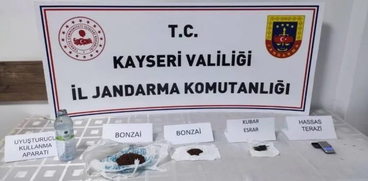 Jandarmadan büyük operasyon: Aranan şahıslar ve uyuşturucu maddeler ele geçirildi