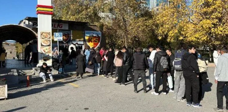 Türkiye-Galler maçının biletleri tükendi; taraftarlar kuyruktan ayrılmadı