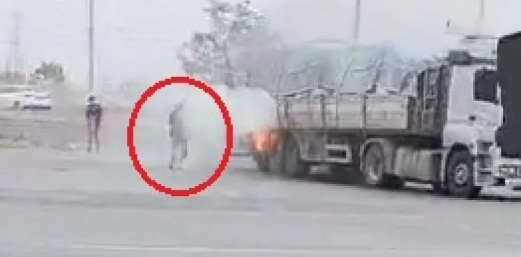 Akaryakıt istasyonunda TIR'ın patlayan lastiği alev aldı; o anlar kamerada