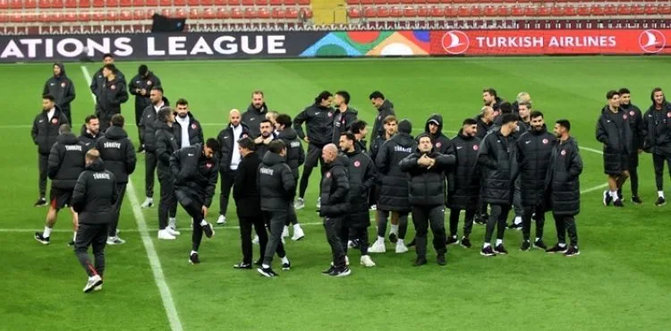 A Milli Futbol Takımı, Kadir Has Stadyumu’nda yürüyüş yaptı