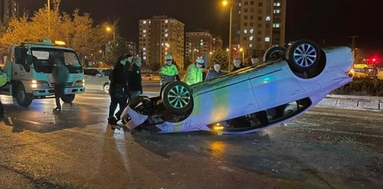 15 yaşındaki sürücünün kullandığı otomobil, kırmızı ışıktaki 2 otomobile çarptı: 4 yaralı